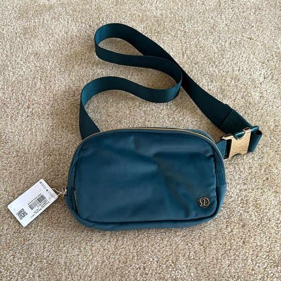 lululemon athletica Handbags - NWT Lululemon Everywhere Belt Bag Velour Emerald Green